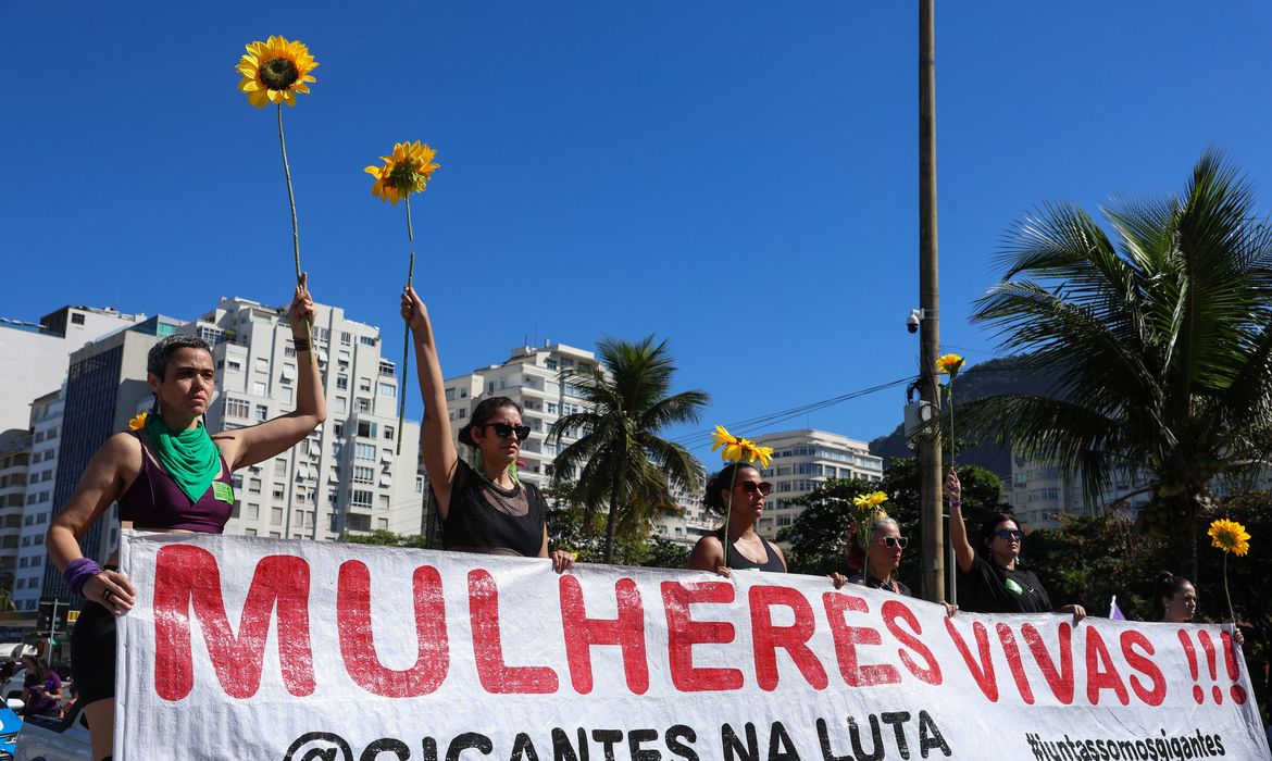 Misoginia em pauta: mobilização nacional pressiona Câmara por votação de projeto de lei