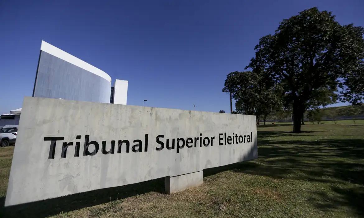 TSE institui conselho para monitorar inteligência artificial e fake news nas eleições