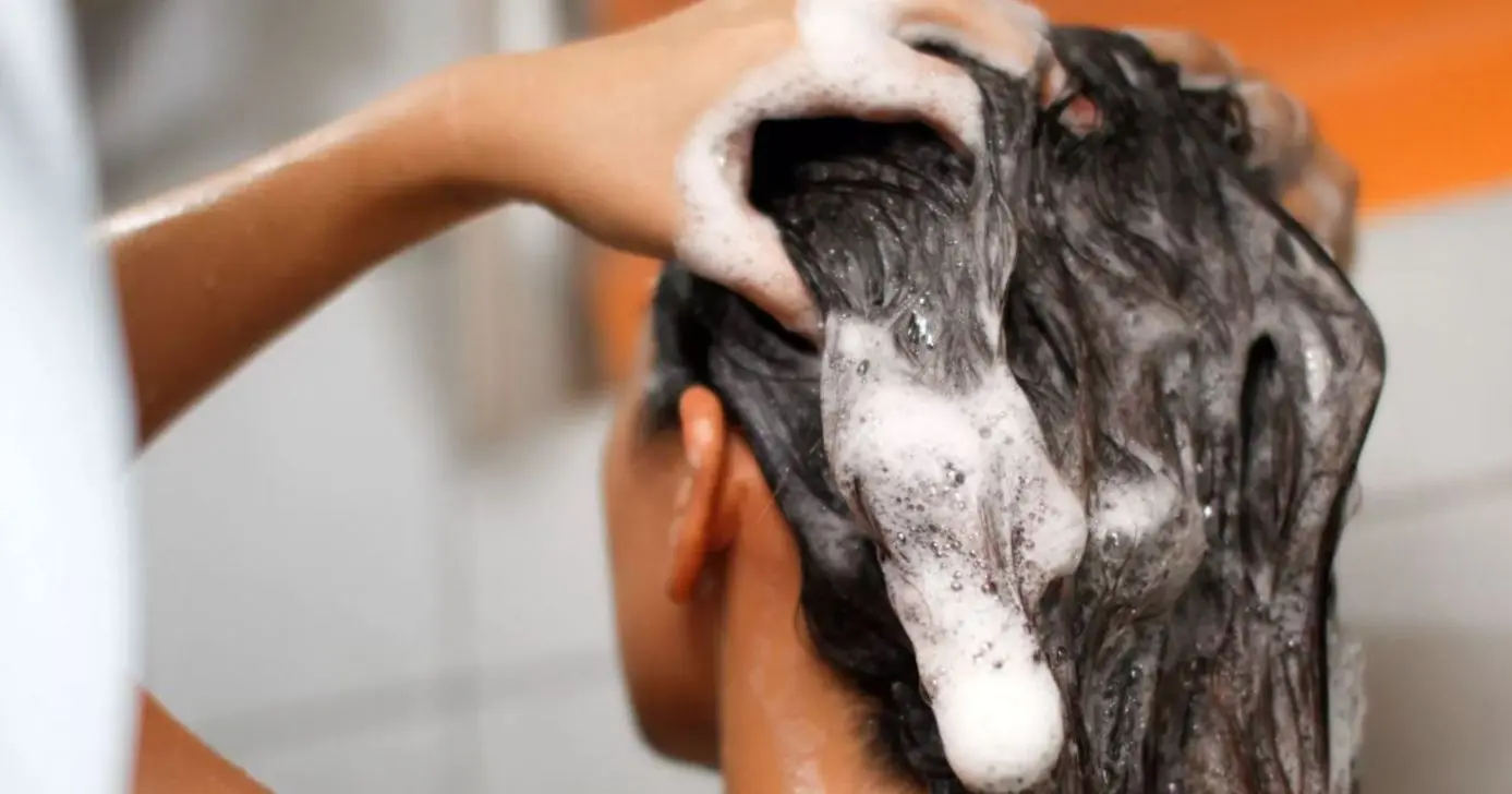 Como clarear o cabelo sem usar descolorante: entenda o papel dos shampoos