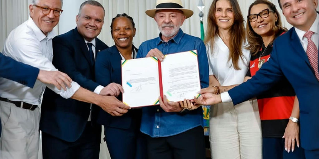 Nova lei sancionada por Lula impõe diretrizes para o futebol feminino e mudanças nas Safs