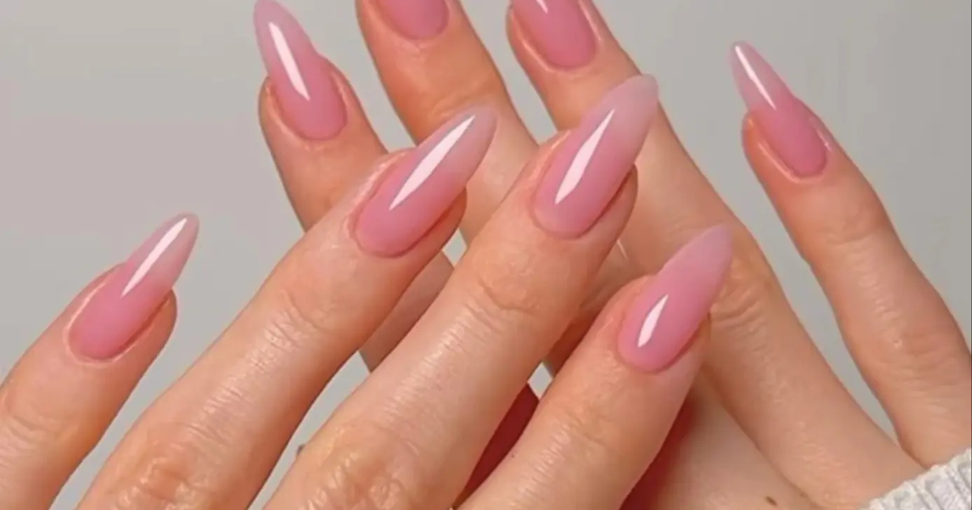 Primavera nas mãos: 6 cores de esmalte para renovar a manicure com delicadeza