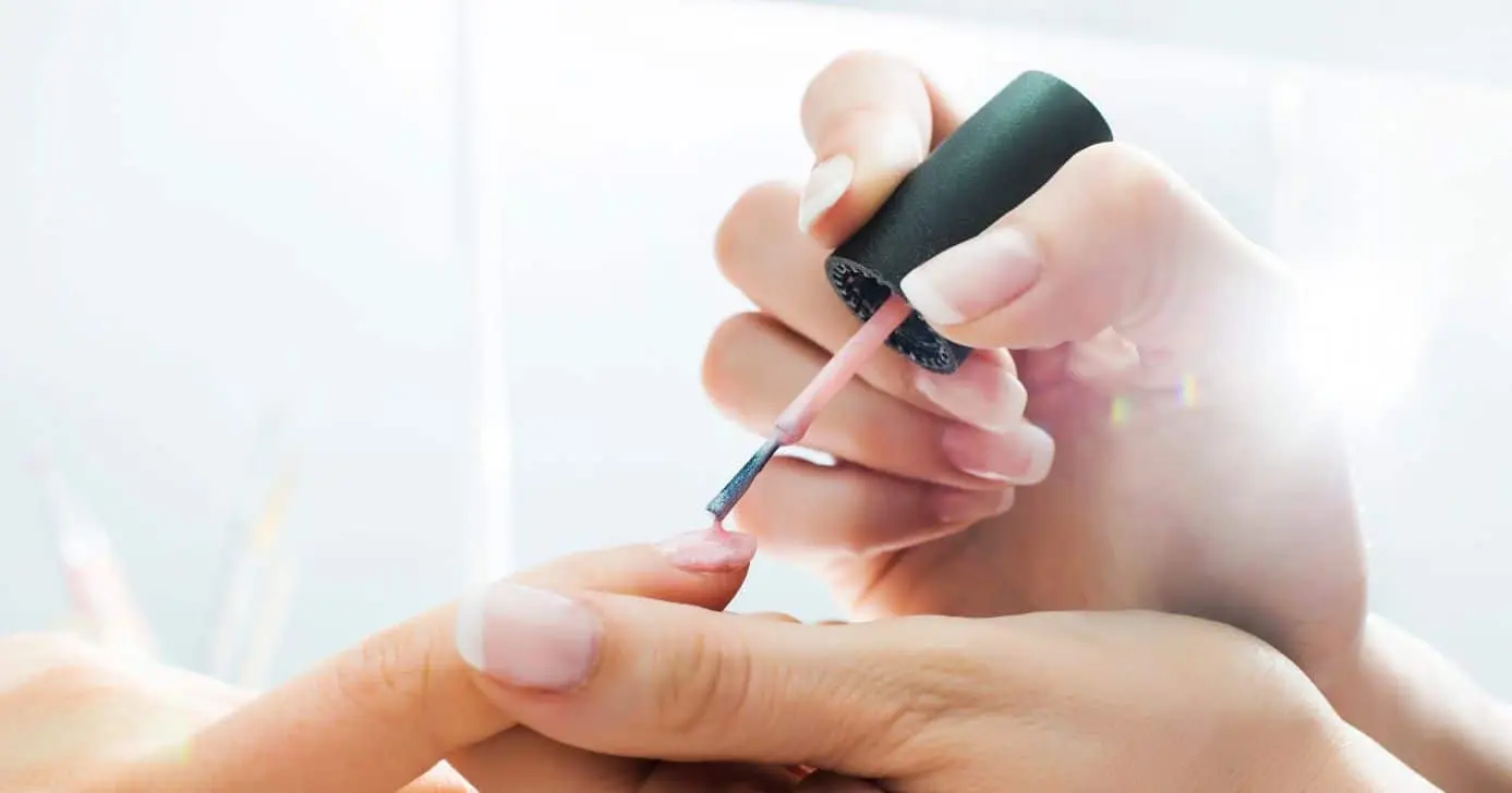 Primavera traz frescor às mãos com três cores de esmalte que são tendência